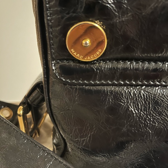 MARC JACOBS black-patent leather. Luxuriously soft leather, gold toned hardware. - Picture 4 of 9